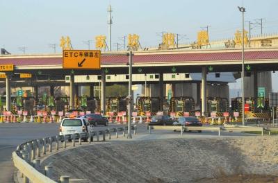 京港澳高速杜家坎收費(fèi)站，ETC通道車流較少。