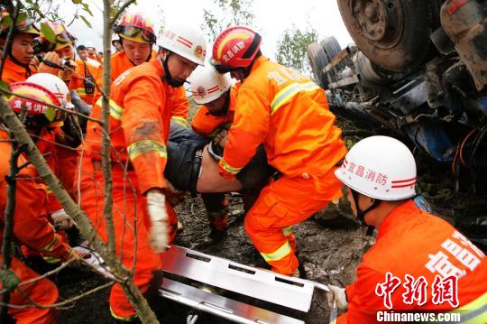 消防官兵将被困人员救出 吴威松 摄