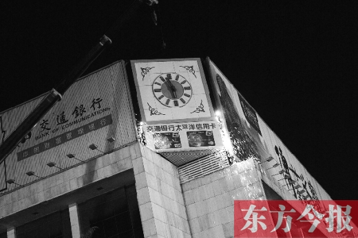 昨夜，郑州市连夜拆除省人民会堂违法户外广告