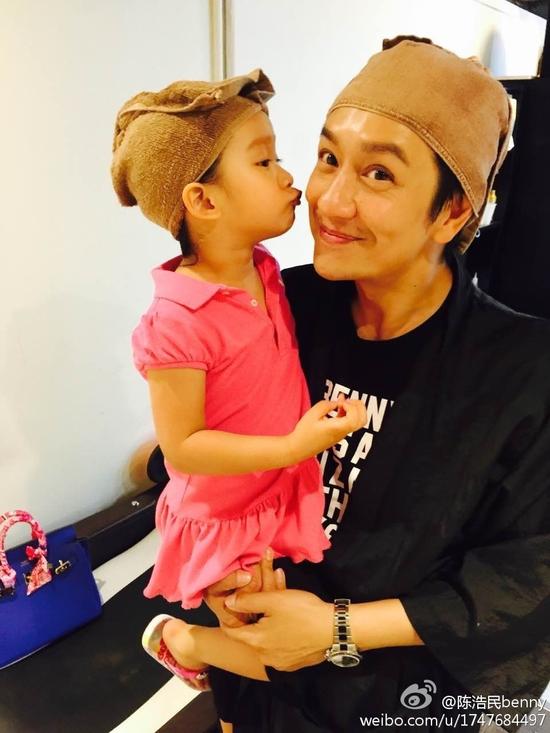 陈浩民为女儿庆生 父女亲嘴卖萌显甜蜜