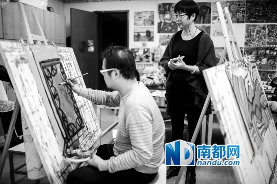 自闭症患者捷麟去少年宫画画,他的妈妈都会全程陪同,照顾得无微不至。 南都记者 钟锐钧 摄