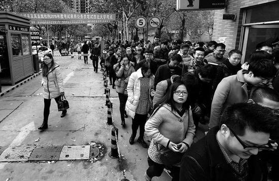 昨天上午,考完“行测”的考生们走出西北大学考点