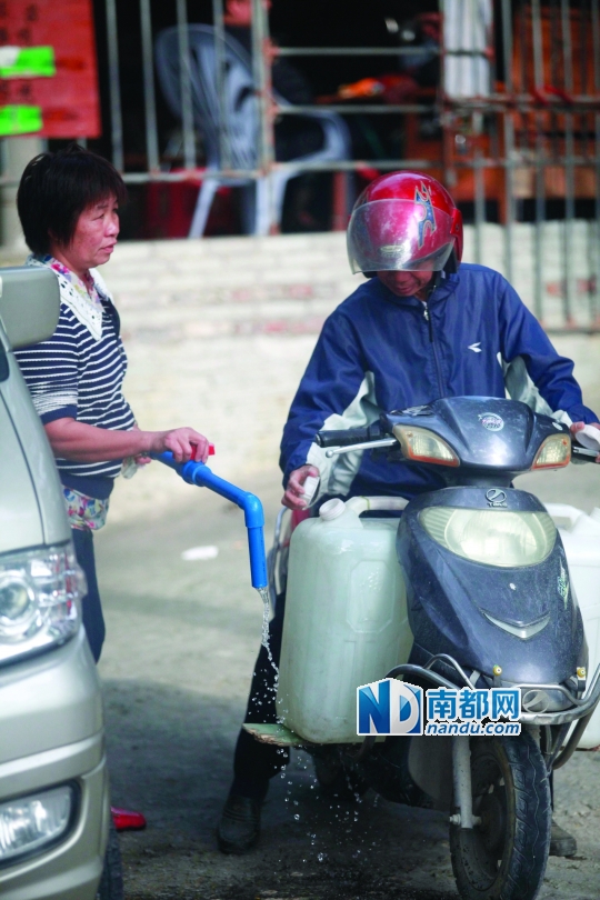 广州增城沙头镇仙宁南香路,有本地村民来接山泉水,也有的人购买以后销售到东莞。南都记者 方光明 摄
