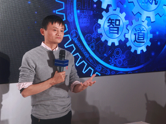 由《英才》杂志、新浪网、北京青年报共同主办“2014(第十四届)中国年度管理大会”于11月28日在北京举办。上图为阿里巴巴集团董事局主席马云。(图片来源：新浪财经)