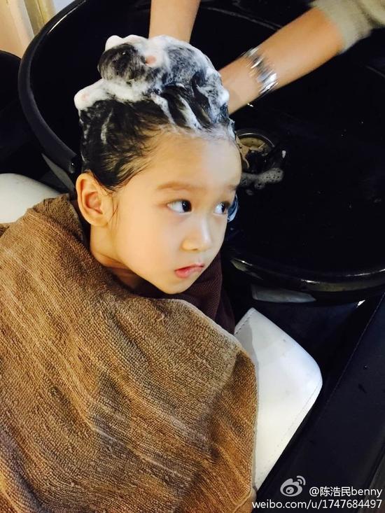 陈浩民为女儿庆生 父女亲嘴卖萌显甜蜜