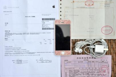 杨先生购买手机的单据和配件。