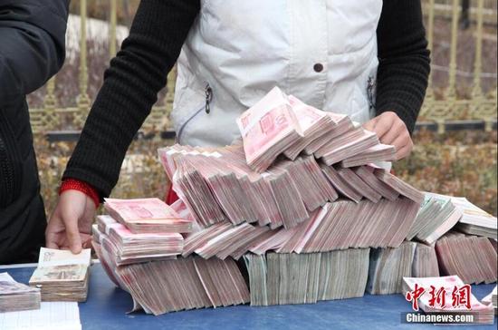 貂蝉故里村支书向村民发百万现金分红