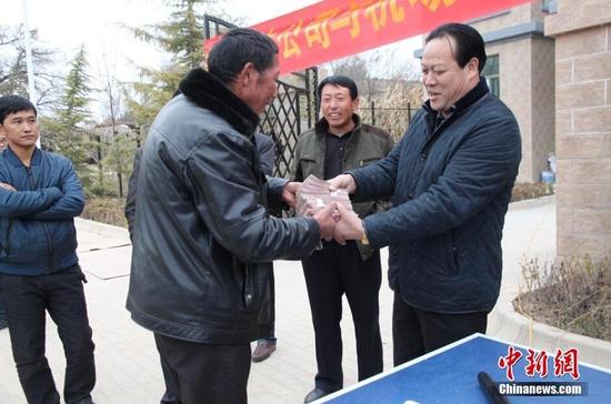 貂蝉故里村支书向村民发百万现金分红