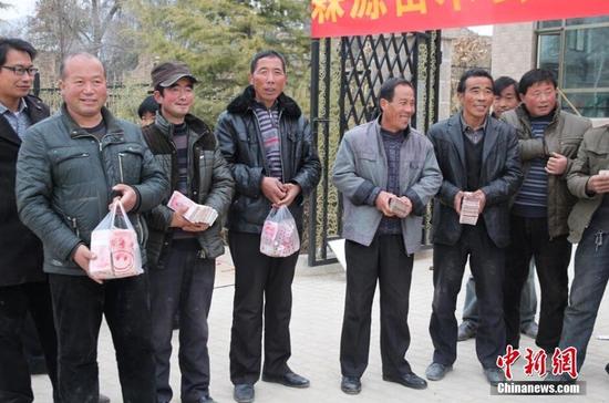 貂蝉故里村支书向村民发百万现金分红