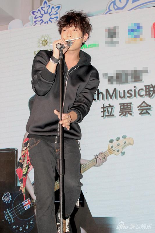 金韩一钟纯妍现身拉票会 准妈妈现场应援