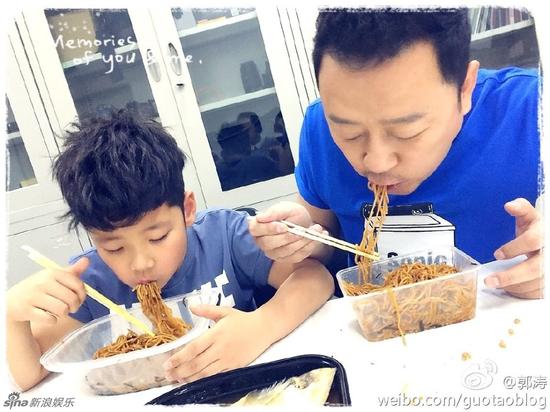 石头和老爸郭涛吃面_新浪黑龙江_新浪网