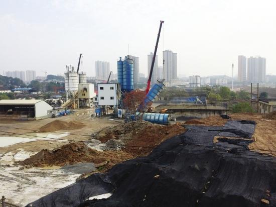12月1日，长沙车站北路浏阳河桥附近，被举报的混凝土搅拌场正在拆除。图/记者周帙恒