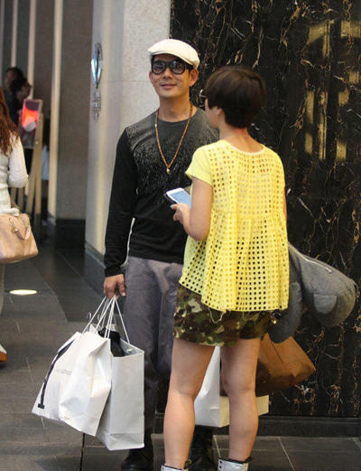 任贤齐陪女友逛街当挑夫 两人已相恋20年|任贤齐