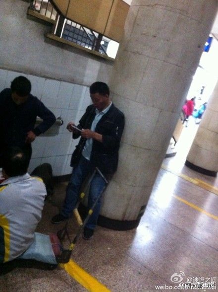 乞丐地铁站里数钱 掏iPhone6拍照(图)