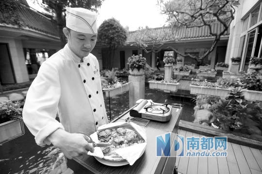 顺峰山庄的厨师正在做一道“柚皮烤鳝”。南都记者 郑俊彬 摄