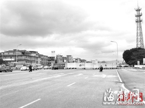 福峡路事故现场,地铁围挡右边为非机动车道,但还是有人骑电动车往左边机动车道跑