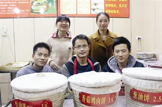 潜江小伙打工半年自己开店 靠三个W日卖饼三