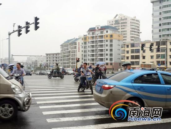 30辆车经过此处斑马线，但只有12辆车礼让行人。‘车不让人’现象仍比较常见，有时还常常因此出现险情。”