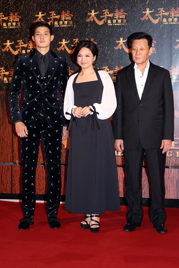 台湾演员寇家瑞(左)、杨贵媚、寇世勋