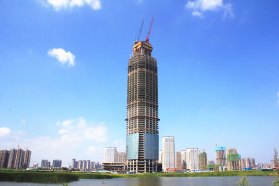 图为：在建中的“武汉中心”。