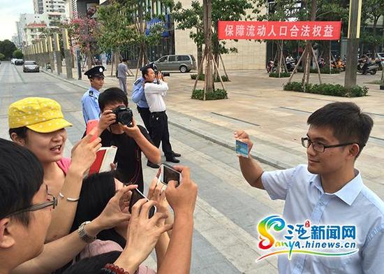 12月1日，一位流动人口在展示刚办理的海南省居住证。