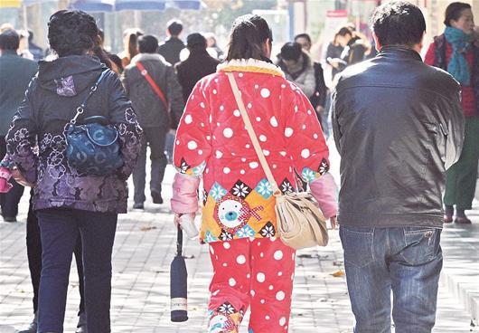 图为:昨天上午,在汉口黄孝河路穿着棉睡衣上街的市民。