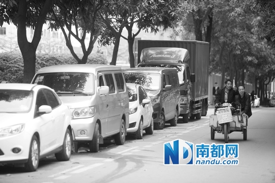 八卦四路路边设置了停车位,居民担心路更堵。南都记者 王子荣 摄