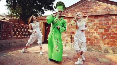 泉州男录制《自拍是一种病》MV 知名歌手助阵