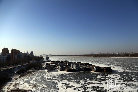 雪后哈尔滨空气质量改善 城市上空一片蔚蓝