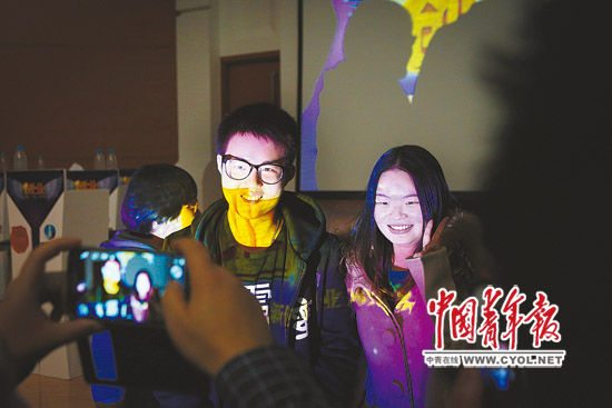 12月1日，中国人民大学，一名粉丝主动要求和刚刚结束演讲的张天一合影。