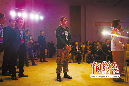 11月29日，天津，一场青年创业比赛现场，张天一准备上台介绍自己的创业项目。拒绝穿正装参赛的张天一穿着自己店里的制服和迷彩裤、长靴就上场了