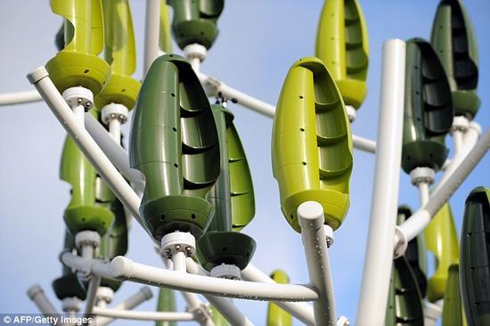 它利用人造树叶内的小叶片发电。不管什么风向，它都可正常运作。