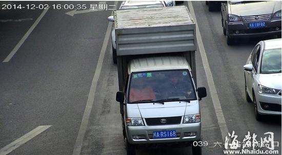 六一路福新路口,货车司机和乘客没有绑安全带