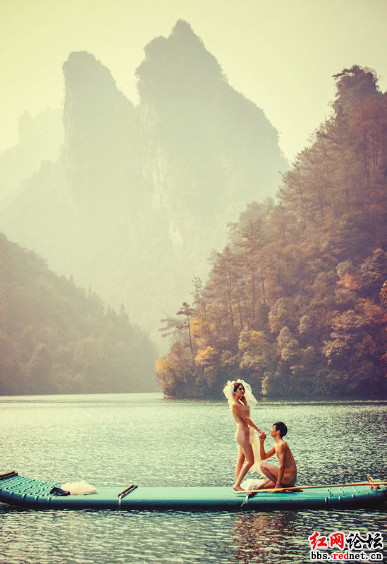 情侣在张家界拍裸体婚纱照 游客脸红红