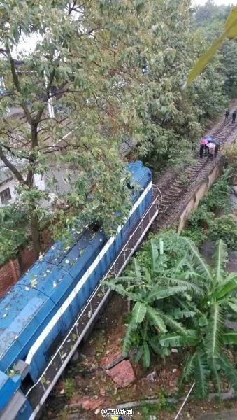 广西柳州市区一火车冲进小区