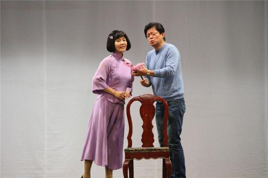 主演莫华伦(饰演涓生)和王莹(饰演子君)排练剧照