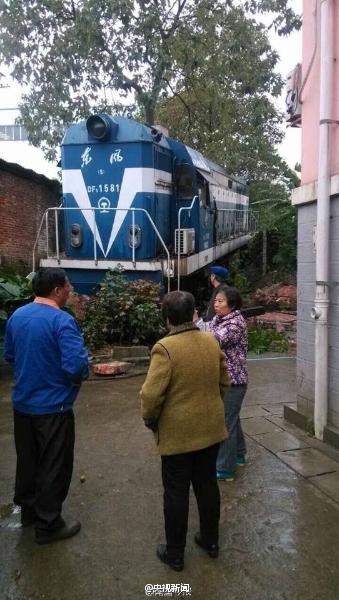 广西柳州市区一火车冲进小区 。