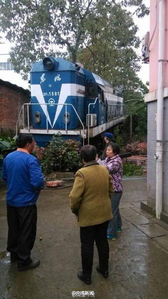 廣西柳州市區(qū)一火車沖進(jìn)小區(qū) 。