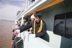 12月2日,舟山普陀山莲花洋海域,亲友们向大海撒花瓣纪念逝者