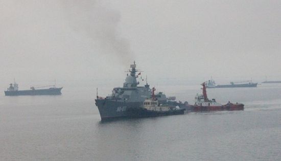 新加坡《联合早报》26日报道称，25日，越南两艘俄制隐身护卫舰停靠马尼拉湾，这是越南战舰首度到菲律宾访问。