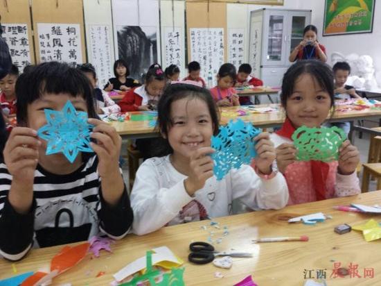 ▲剪纸在新干县是全民手艺,已走入当地小学生课堂