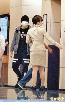 周杰伦昆凌结伴疑做婚检 公司称是看病