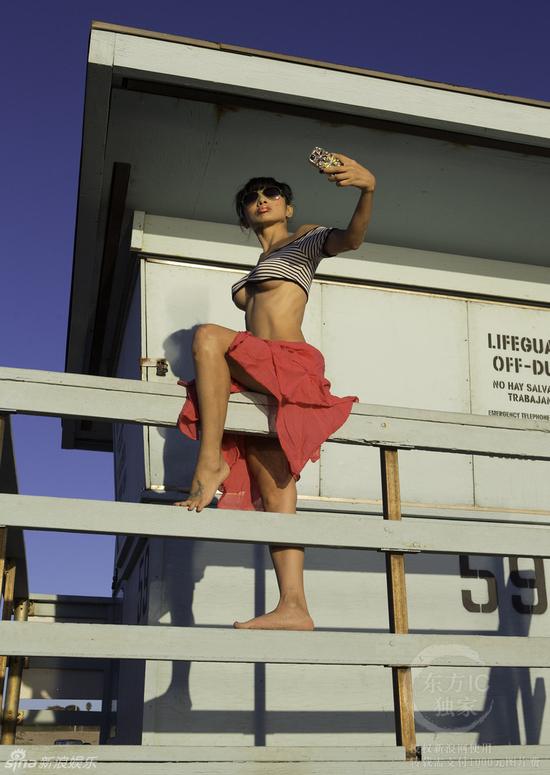 白灵夕阳下裹胸装漏半球 椒乳性感