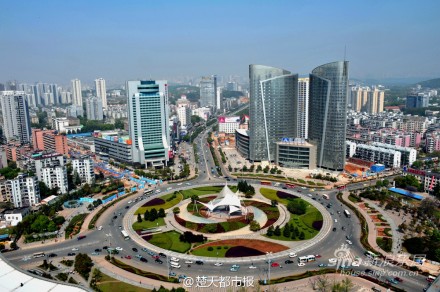 在轉(zhuǎn)盤之下，將是公路隧道、地鐵隧道、地鐵站、地下商城構(gòu)成的國內(nèi)最復(fù)雜地下工程