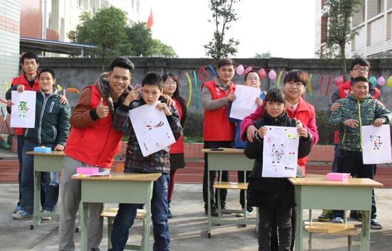 特殊教育学校上演嘉年华 大学生与特殊儿童现