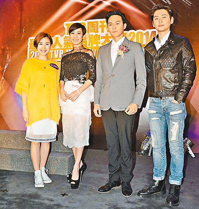 “翻版张智霖”张振朗及“翻版佘诗曼”蒋家旻现身，与正版张智霖及佘诗曼合照。