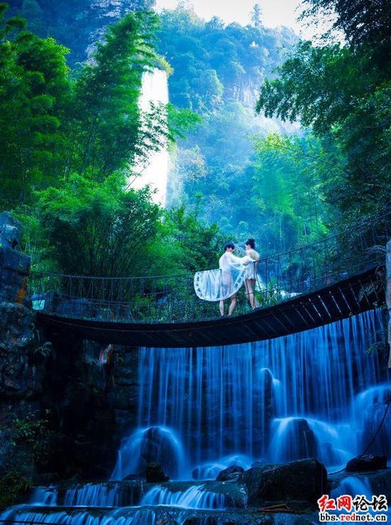 情侣在张家界拍裸体婚纱照 游客脸红红