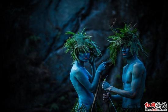 情侣在张家界拍裸体婚纱照 游客脸红红