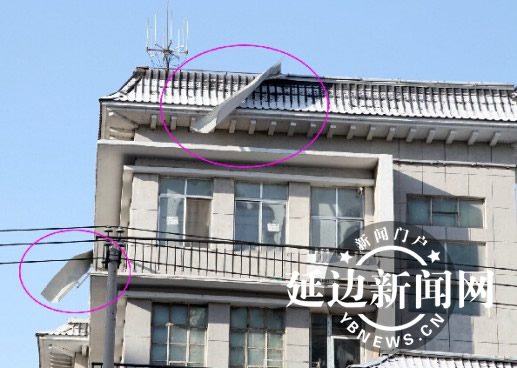 延吉大风肆虐频惹事 掀起房顶铁皮撕毁巨幅海