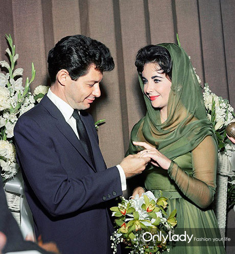 11959年，伊丽莎白·泰勒(Liz Taylor)